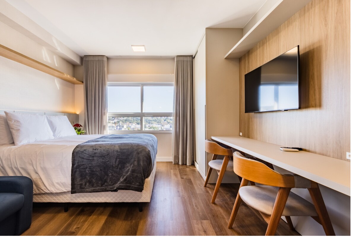 Apartament prèmium | Escriptori, espai de treball apte per a portàtils i cortines opaques 