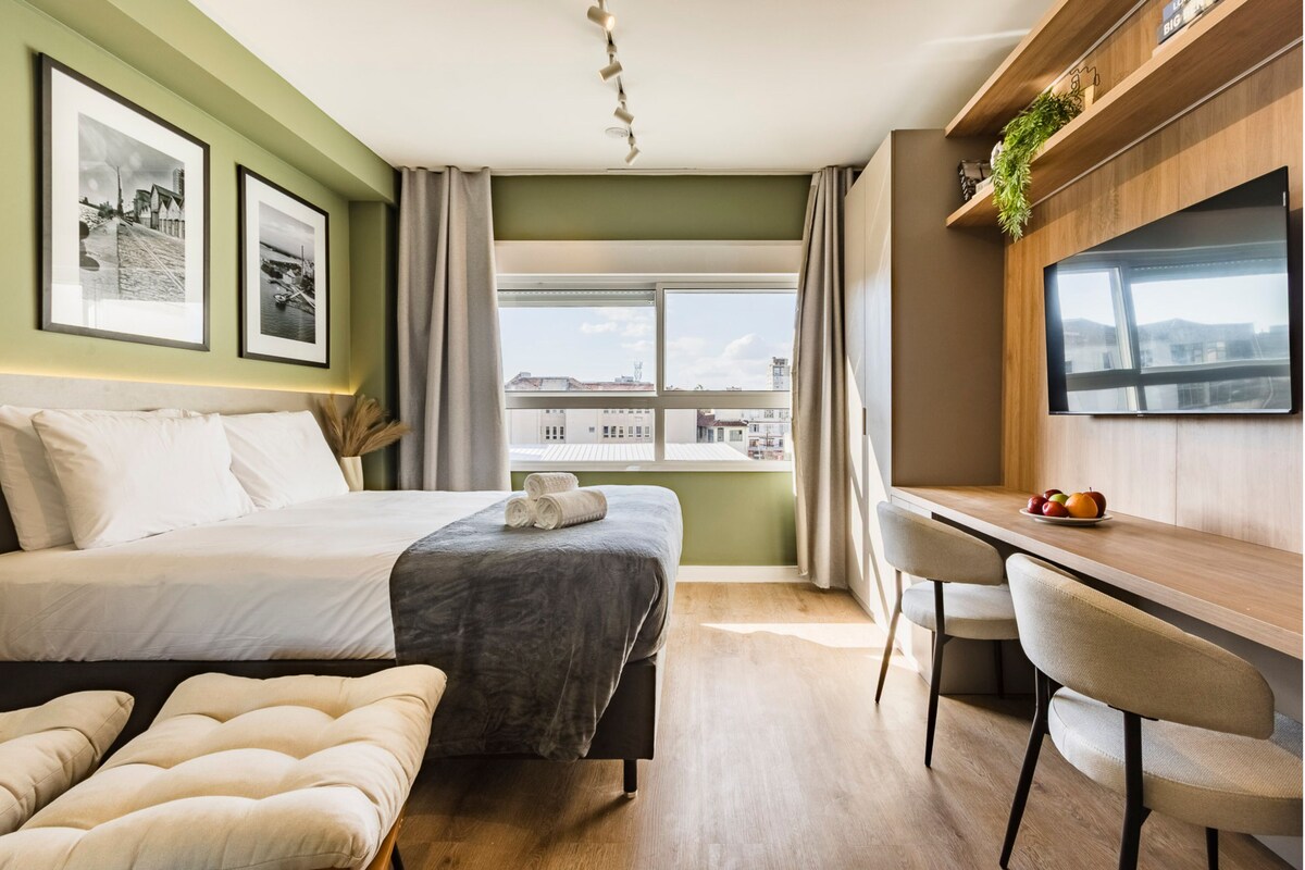 Apartament prèmium | Escriptori, espai de treball apte per a portàtils i cortines opaques 