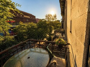 Outdoor dining - Cozy 1 Bedroom in the heart of downtown Mtl (Montréal)