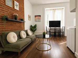 Living area - Cozy 1 Bedroom in the heart of downtown Mtl (Montréal)