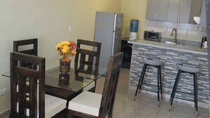 Apartment, 2 Bedrooms | Dining room