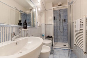 Douche, sèche-cheveux, bidet, serviettes fournies