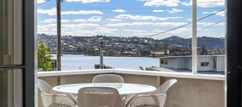 Rockstar Retreat - Auckland Holiday Home
