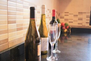 A kitchen counter with wine bottles and glasses. - Afro Soul 2-bedroom house with AC in Tegata Dar es Salaam (Dar es Salaam)
