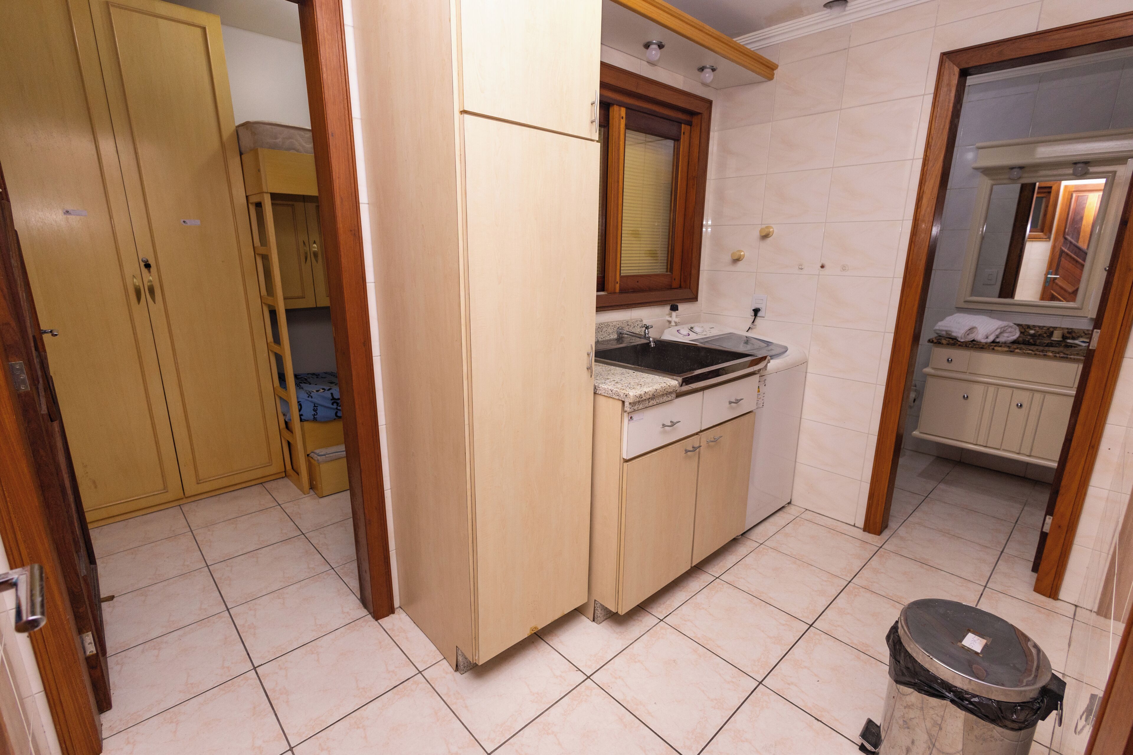 Cocina compacta con un lavabo, armarios y una ventana.