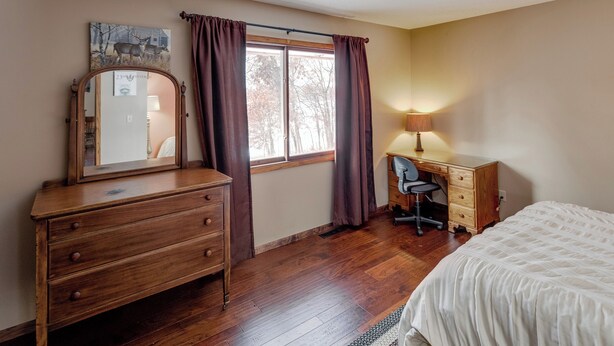 3 habitaciones, tabla de planchar con plancha y cuna de viaje 