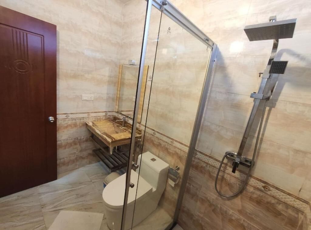 Ducha, secador de pelo, toallas, jabón