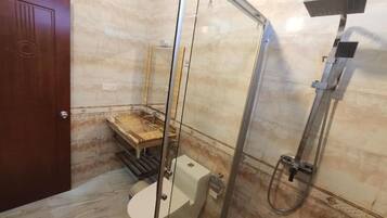 Ducha, secador de pelo, toallas, jabón