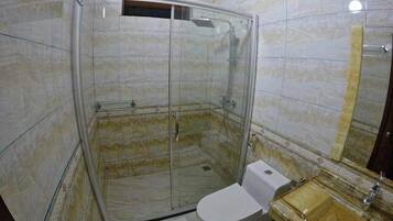 Doccia, asciugacapelli, asciugamani, sapone