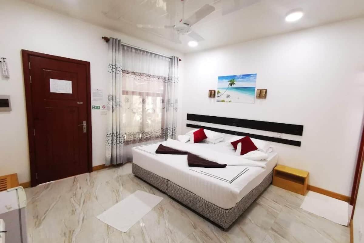Habitación doble Deluxe, patio, vista al jardín | Caja de seguridad en la habitación y tabla de planchar con plancha 