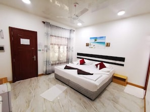 Habitación doble Deluxe, patio, vista al jardín | Caja de seguridad en la habitación y tabla de planchar con plancha 