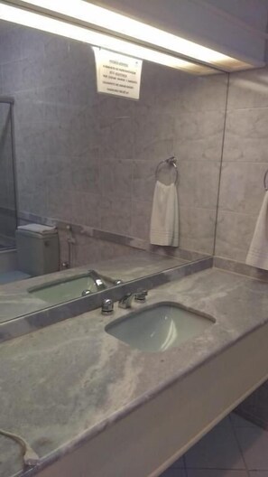 Dusche, kostenlose Toilettenartikel, Haartrockner, Handtücher