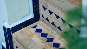 Una escalera con un diseño geométrico de azulejos.