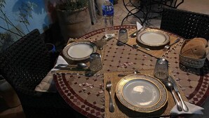 Mesa con vajilla, cubiertos y una botella de agua.