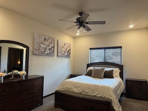 Room - Huge 5bd/3bth house with FENCED backyard in Garden City, near shopping center! (Garden City)