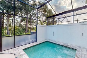 A swimming pool with a glass enclosure, surrounded by trees. - Family Pool Home Near Disney Parks & Golf Fun (Clermont)