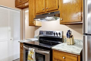 A kitchen with wooden cabinets, a stainless steel stove, and a marble countertop. - 6 Mi to Dtwn: Charming Home Little Rock (Little Rock)