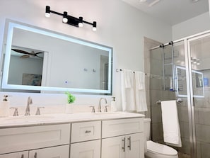 Dusche, Haartrockner, Handtücher, Seife
