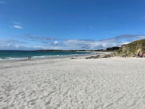 A beach with a sandy shore and a clear blue sky. - Rosel Apartment, 300 meters from Kersidan Beach (Trégunc)