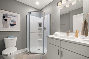 Dusche, Haartrockner, Handtücher, Seife