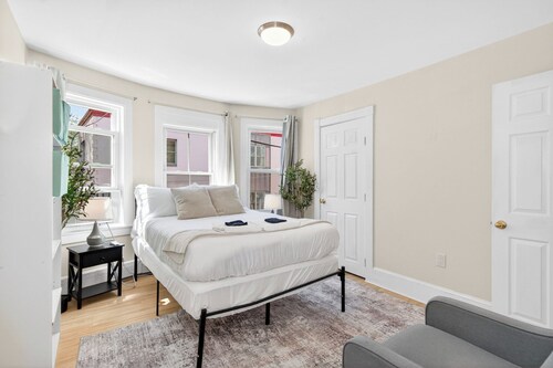 Hidden Pines Retreat - Charming 3 bedroom home near Downtown Boston!