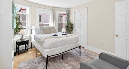 Hidden Pines Retreat - Charming 3 bedroom home near Downtown Boston!