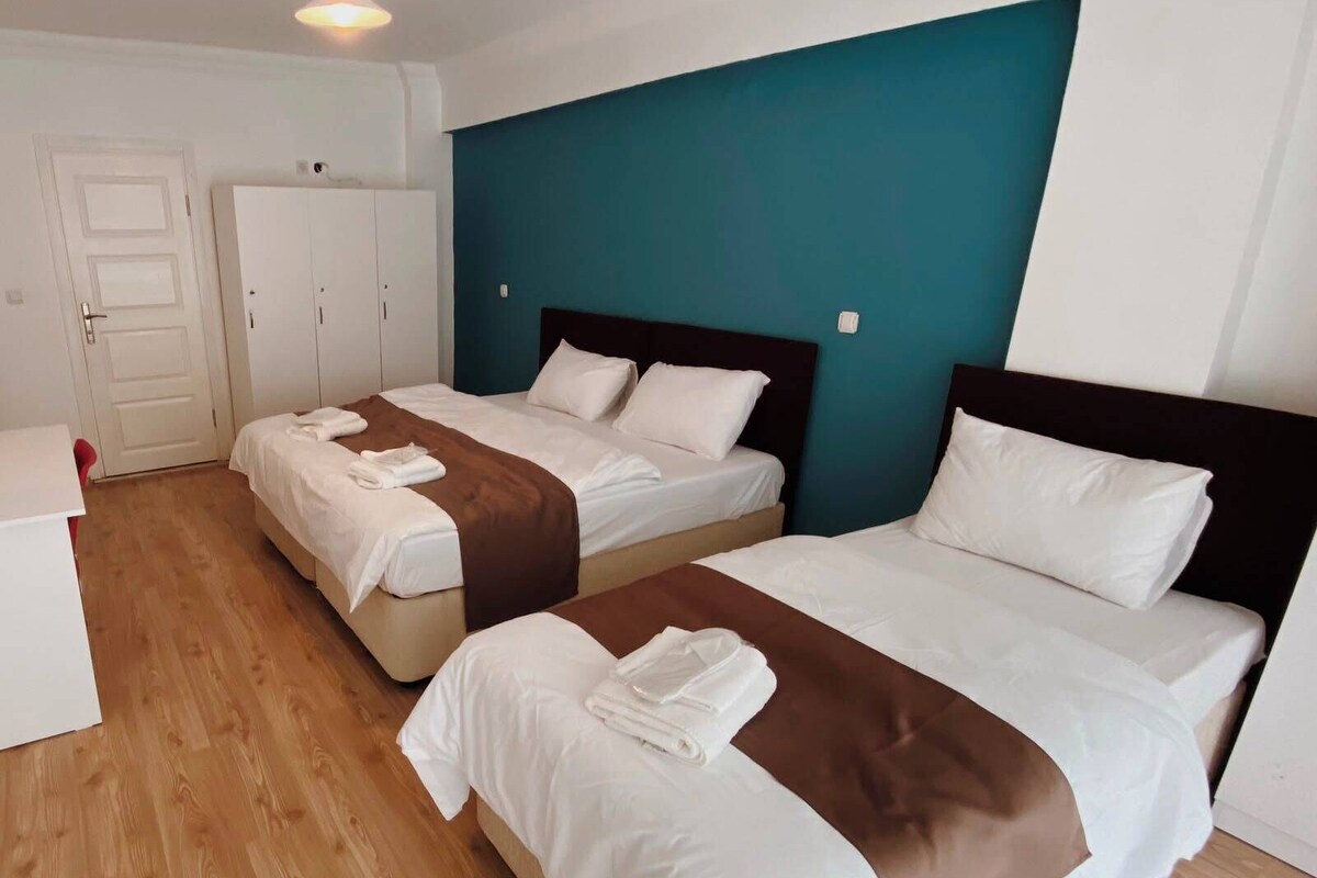 Chambre Triple Standard, salle de bains privée | Bureau, espace de travail pour ordinateur portable, Wi-Fi gratuit