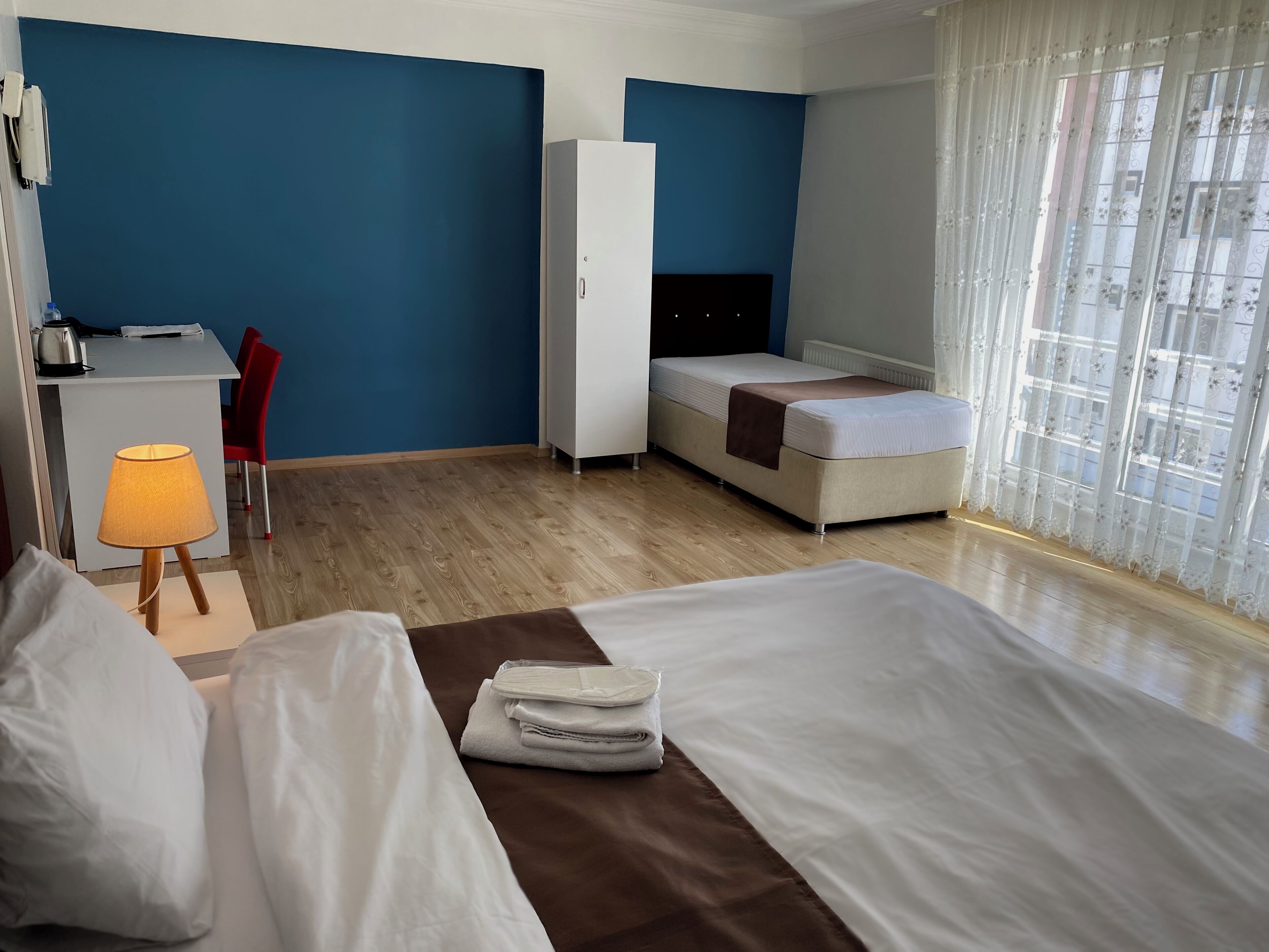 Kamar Twin Ekonomi | Meja kerja, ruang kerja ramah laptop, dan Wi-Fi gratis