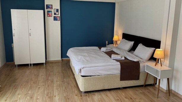 Economy-Zweibettzimmer | Schreibtisch, laptopgeeigneter Arbeitsplatz, kostenloses WLAN