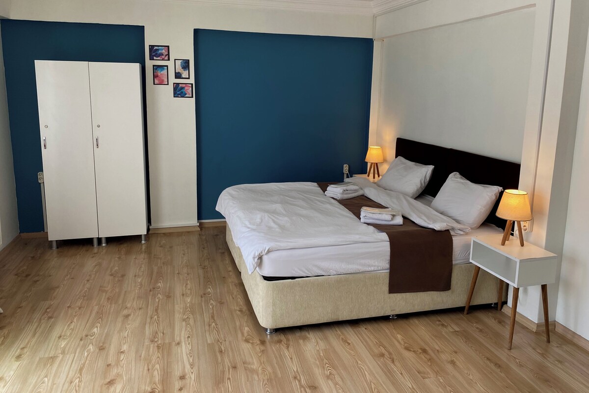 Chambre Économique avec lits jumeaux | Bureau, espace de travail pour ordinateur portable, Wi-Fi gratuit