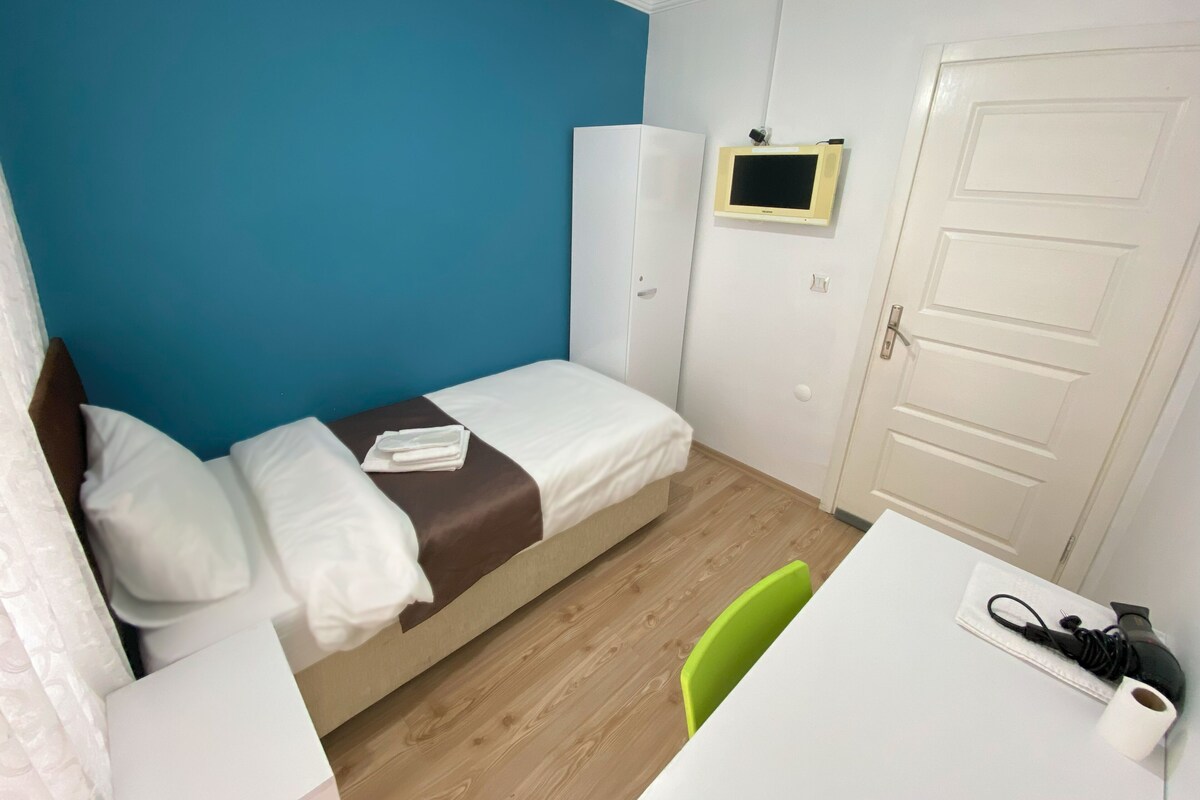 Chambre Simple Économique | Bureau, espace de travail pour ordinateur portable, Wi-Fi gratuit