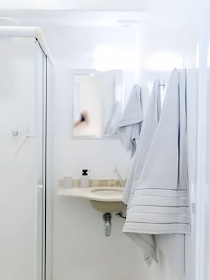 Deluxe Apartment, Beach View | Bathroom - SHB - Desperte com o Azul do Mar  (Guarujá)