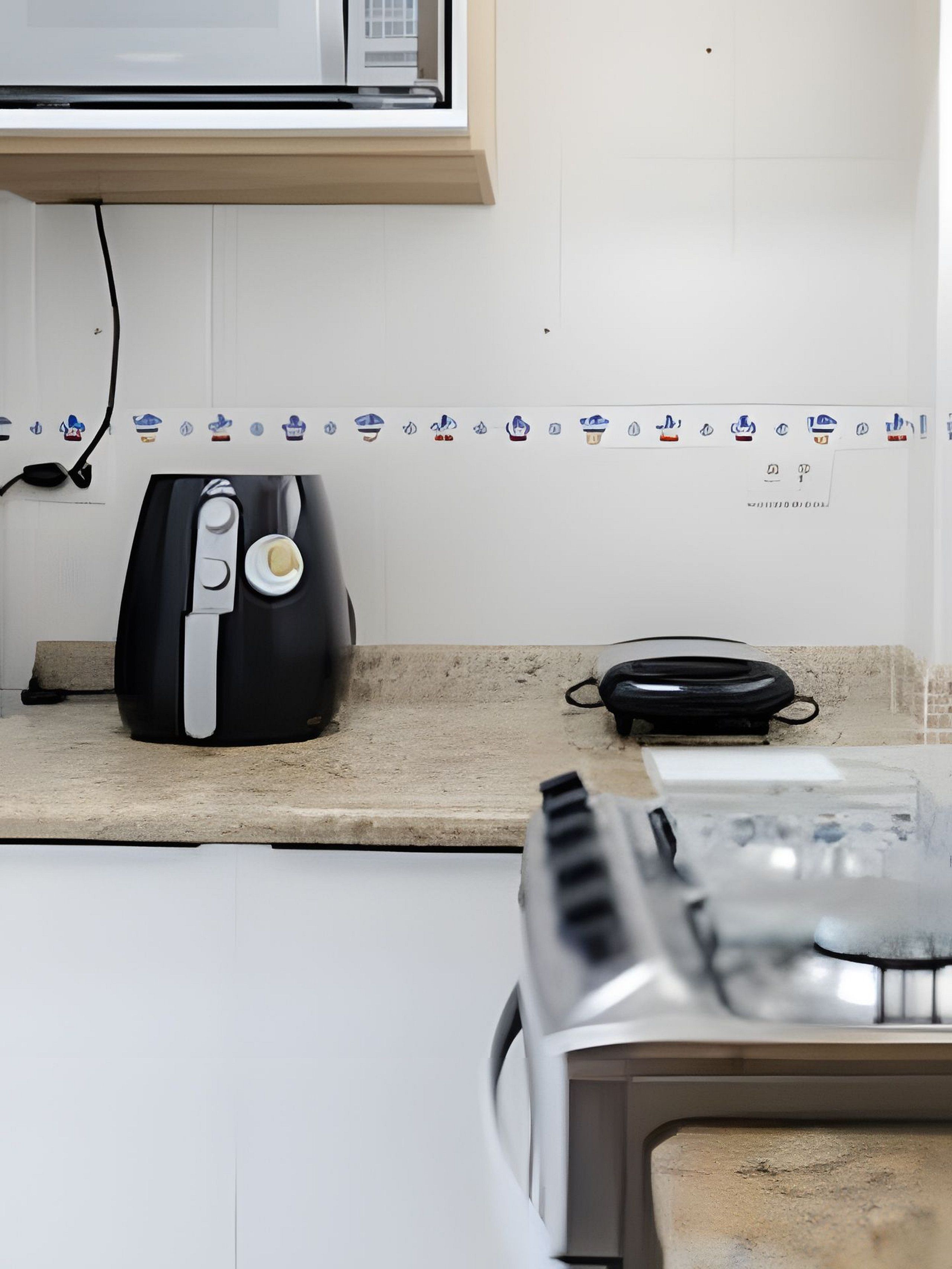 Una cocina con un tostador, un hervidor y un microondas.