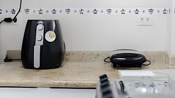 Una cocina con un tostador, un hervidor y un microondas.