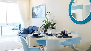 Deluxe Apartment, Beach View | Dining