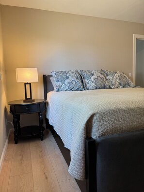 3 bedrooms, free WiFi, bed sheets - Waterfront retreat set on private 4 acres with beautiful views of the river. (Cedar Rapids)