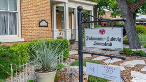 Una struttura denominata Fuhrmann-Ludwig Homestead con un cartello che indica che si tratta di un affitto per vacanze.