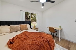 A bedroom with a bed, a desk, and a chair. - 4BD 3BA Modern Home with Backyard. Near SF, Concord, Oakland & Napa Winery (Concord)