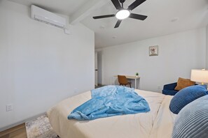 A bedroom with a bed, a desk, a chair, and a ceiling fan. - 4BD 3BA Modern Home with Backyard. Near SF, Concord, Oakland & Napa Winery (Concord)
