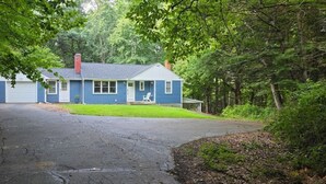 Exterior - Comfort and Convenience in Renovated 3 Bedroom Home near UConn (Tolland)