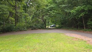 Property grounds - Comfort and Convenience in Renovated 3 Bedroom Home near UConn (Tolland)
