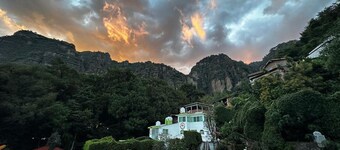 Andrea Bungalows: A hotel right at the foot of the mountain!