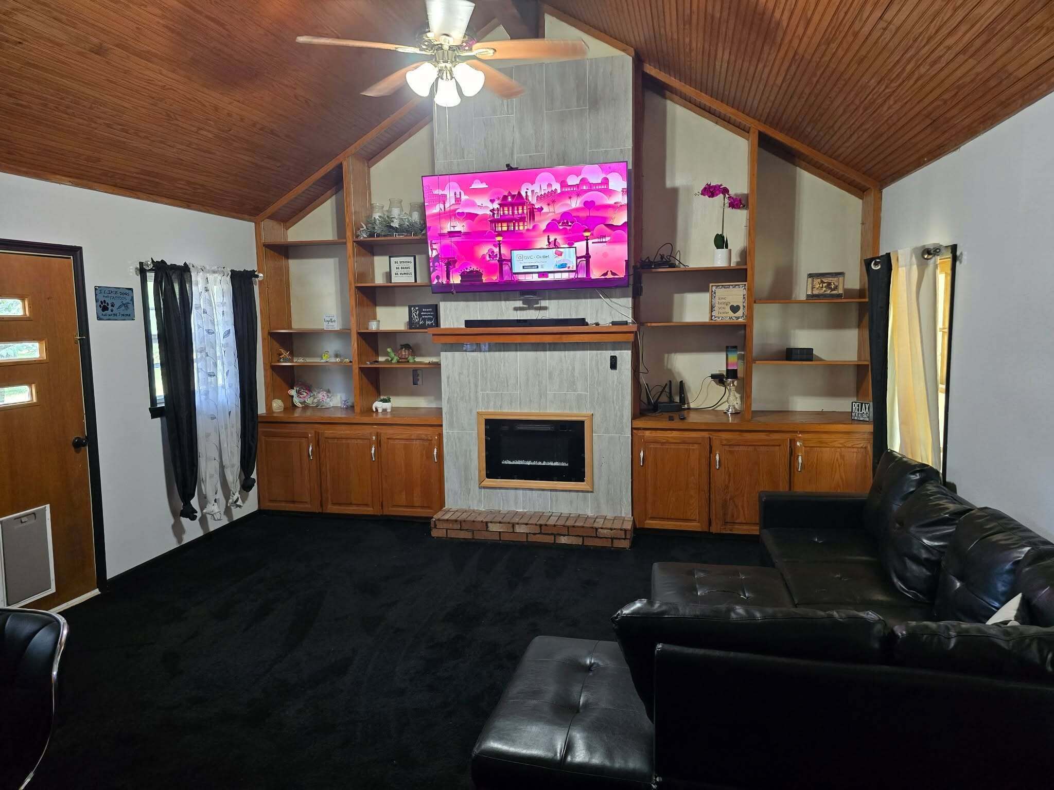 Smart TV, fireplace
