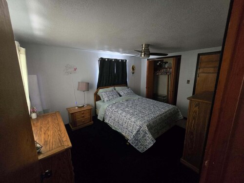 Peaceful 1-bedroom house with AC in charming Pittsburg within walking of PSU