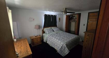 Peaceful 1-bedroom house with AC in charming Pittsburg within walking of PSU