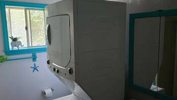 Dusche, Bidet, Handtücher, Seife