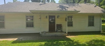 Peaceful 1-bedroom house with AC in charming Pittsburg within walking of PSU