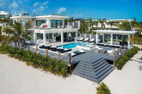 Ein modernes Resort mit Pool, mehreren Lounges und direkter Strandlage.