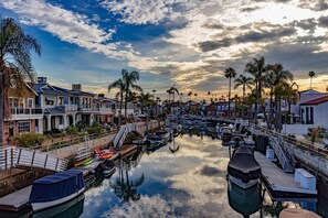 A marina with boats docked, a calm water body, and buildings with balconies. - 2BDR Belmont Shore Retreat <> Steps from the Beach (Long Beach)