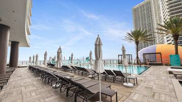 2 outdoor pools